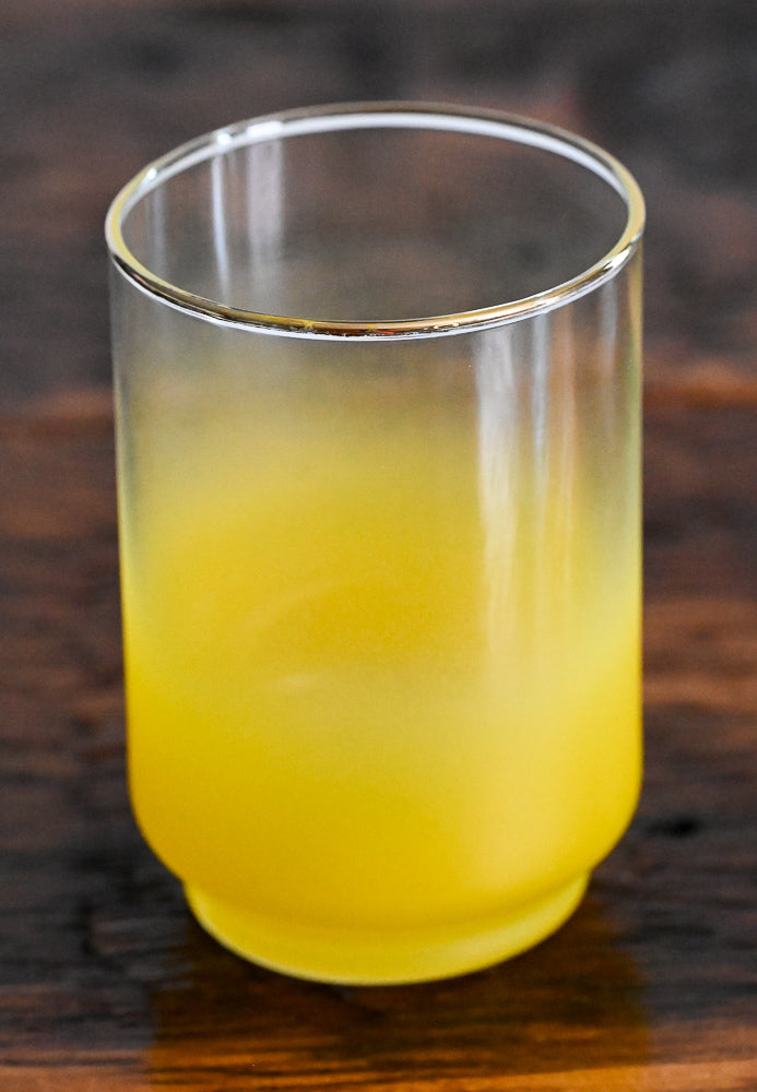 Clear and yellow gold rim tumbler
