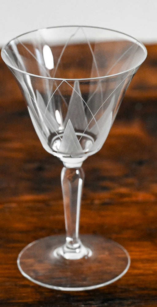 clear cocktail coupe with point line etching