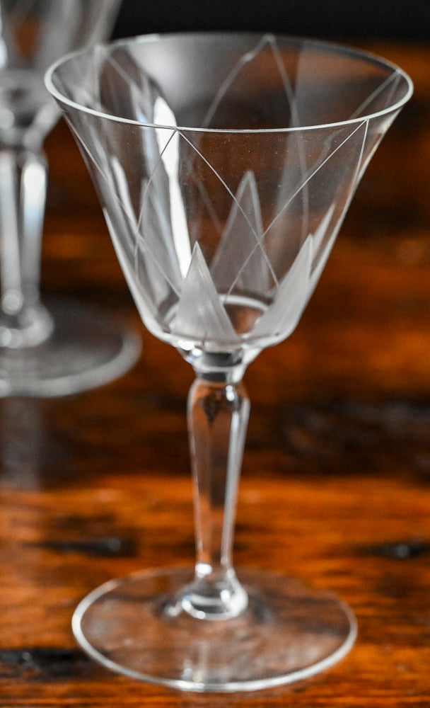 clear cocktail coupe with point line etching