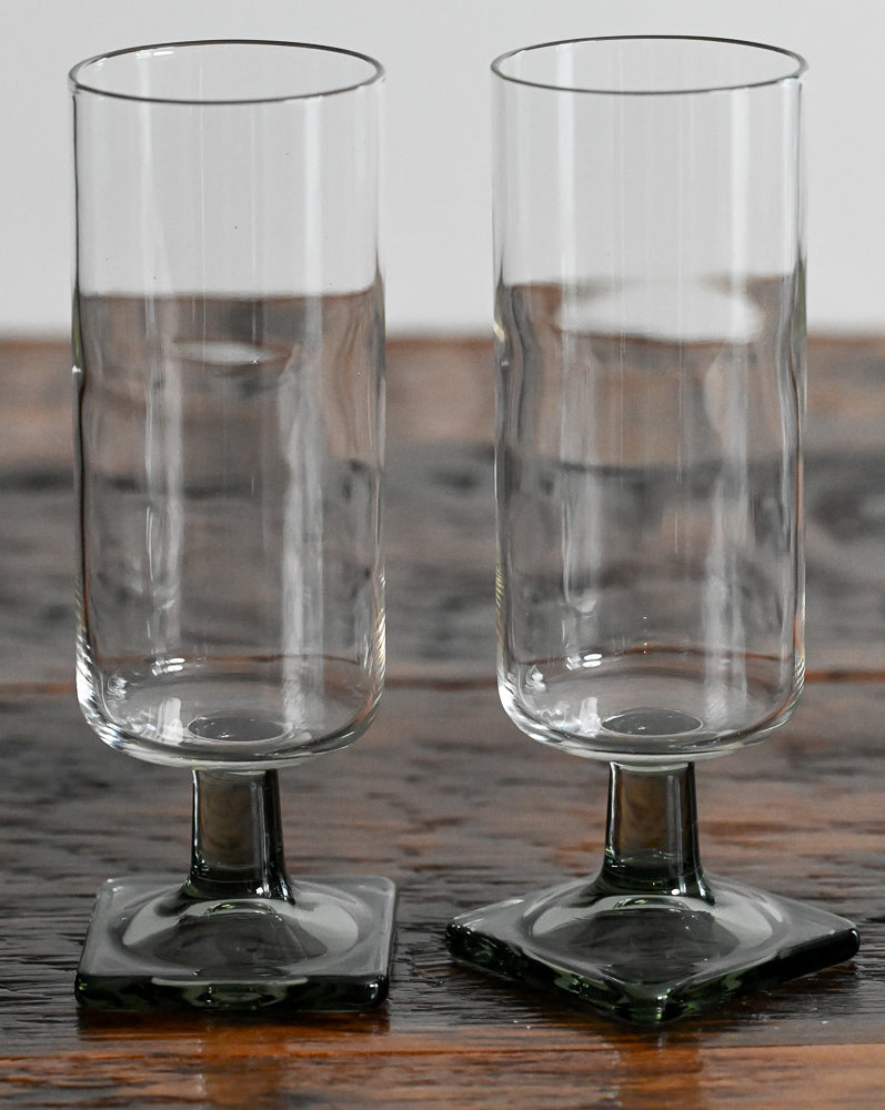 Smoke gray square base, clear Federal Nordic Midnight champagne flutes