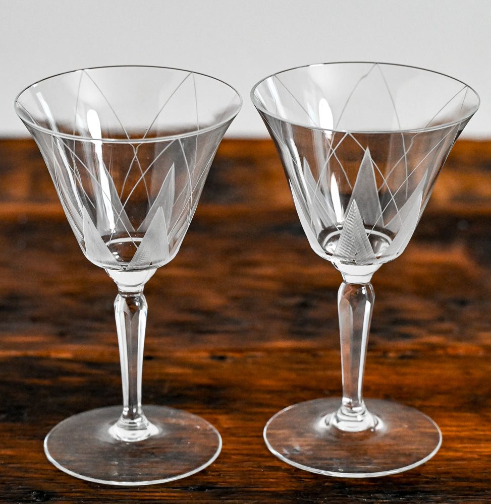 clear cocktail coupe with point line etching
