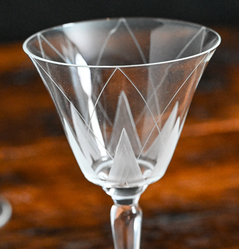 clear cocktail coupe with point line etching