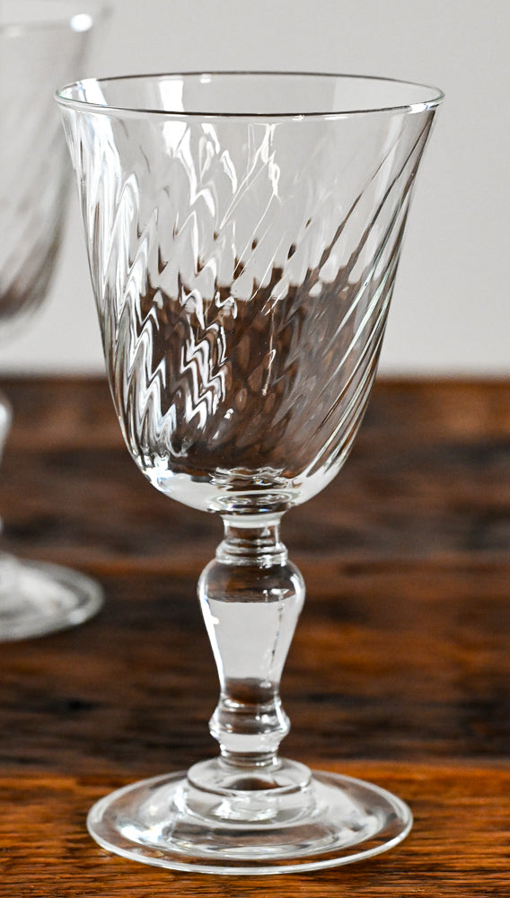 Luminarc clear swirl wine glasses